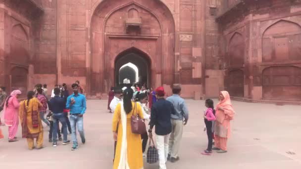 New Delhi, India, 11 november 2019, toeristen luisteren naar een verhaal over het fort — Stockvideo
