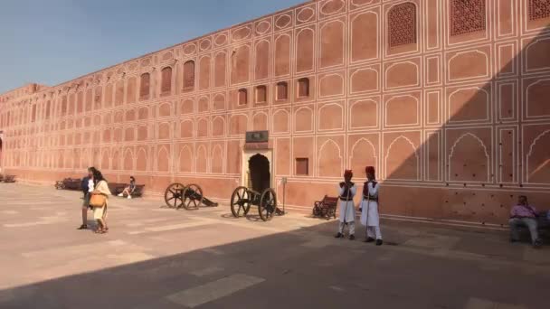 Jaipur, indien - 04. November 2019: Stadtpalast und Touristen spazieren entlang der rosafarbenen Wände Teil 2 — Stockvideo