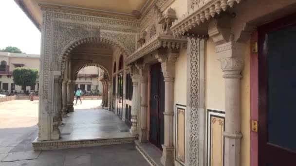 Jaipur, Indie - 4. listopadu 2019: Turisté z Městského paláce se skrývají ve stínu budovy, část 5 — Stock video