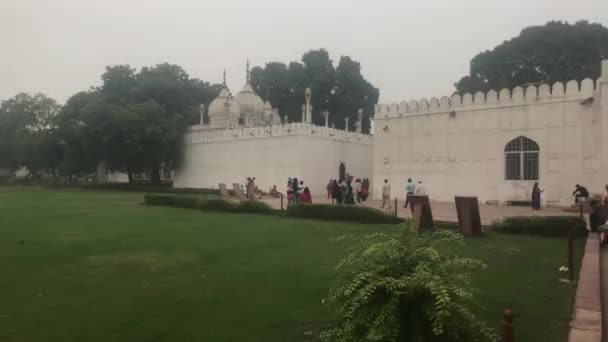 Νέο Δελχί, Ινδία, 11 Νοεμβρίου 2019, οι τουρίστες περπατούν γύρω από το φρούριο — Αρχείο Βίντεο