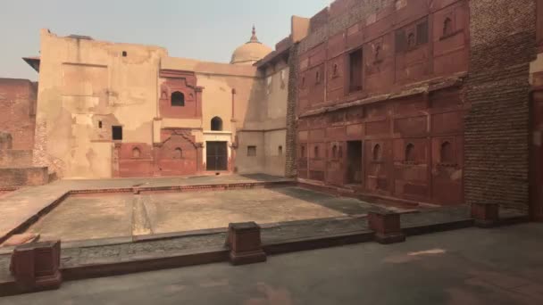 Agra, India, 10 november 2019, Agra Fort, oude rode bakstenen muren — Stockvideo