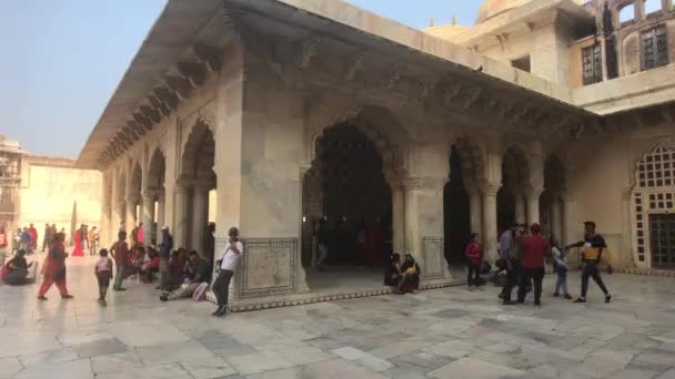 Jaipur, India, 05 november 2019, Amer Fort toeristen ontspannen in de schaduw van een gebouw met zuilen — Stockvideo