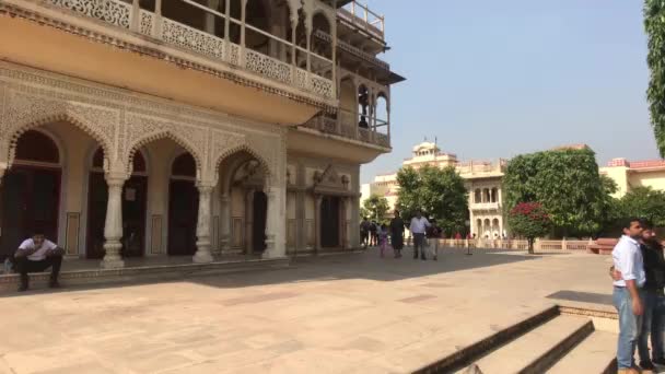 Jaipur, India - 2019. november 04.: Városi Palota nagy turistacsoportok mozognak a tér körül 3. rész — Stock videók