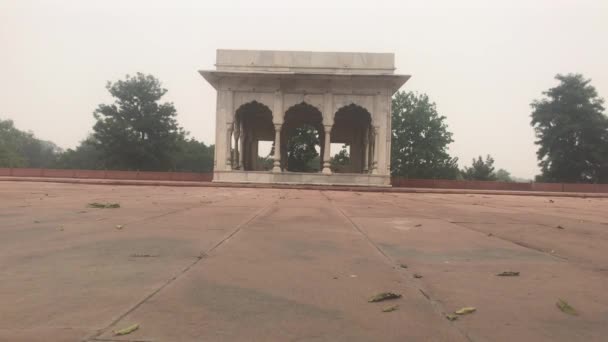 Új-Delhi, India, 2019. november 11., nem egy nagy fehér márványépület egy vörös tégla téren. — Stock videók