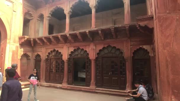 Agra, India, 10 novembre 2019, Agra Fort, i turisti scattano selfie — Video Stock