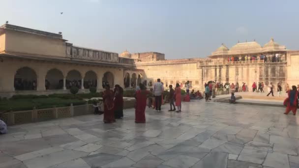 2019年11月5日，印度斋浦尔，阿米尔堡的游客穿过大理石瓷砖广场 — 图库视频影像