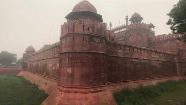 New Delhi, India, 11 novembre 2019, Forte Rosso, torre laterale con recinzione — Video Stock