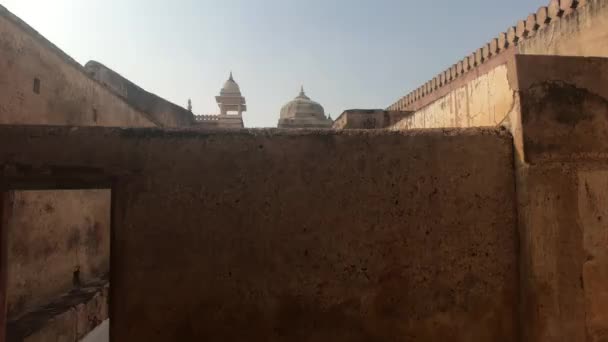 Jaipur, India, 2019. november 05., Amer erődítmény jól megőrzött falak töredékei az erődben — Stock videók