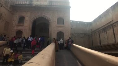 Jaipur, Hindistan, Kasım 05, 2019, Amer Kalesi, turistler dik bir merdivenin basamaklarında dinleniyorlar.