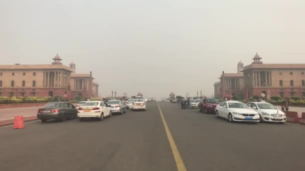 Nueva Delhi, India, 11 de noviembre de 2019, los automóviles están en el fondo de un antiguo edificio en la parte 3 de la capital — Vídeo de stock