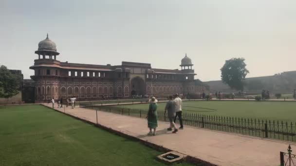 Agra, India - 10 november 2019: Agra Fort toeristen lopen naar de hoofdingang van het rode fort — Stockvideo