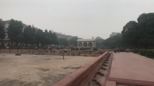 New delhi, Indien, 11. November 2019, Touristen spazieren durch die Ruinen eines alten Brunnens — Stockvideo