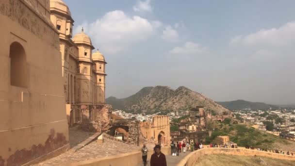 Jaipur, India, 05 novembre 2019, Forte di Amer, i turisti salgono la strada che conduce alla fortezza — Video Stock