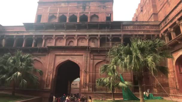 Agra, India, 10 de noviembre de 2019, Agra Fort, una corriente de turistas se traslada al territorio de la fortaleza parte 4 — Vídeos de Stock