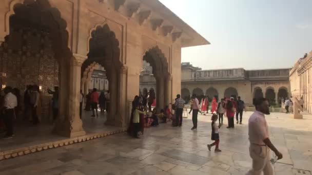 Jaipur, Índia, 05 de novembro de 2019, Amer Fort edifício aberto com turistas passeando à sombra — Vídeo de Stock