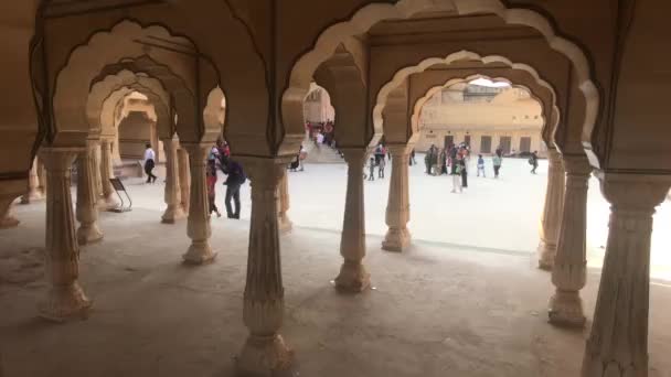 Jaipur, Indien, 05 november 2019, Amer Fort utsikt genom snidade valv på vandrande turister — Stockvideo