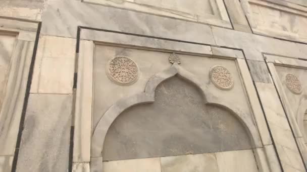 Agra, Hindistan, 10 Kasım 2019, Taj Mahal, caminin duvarında desenler — Stok video