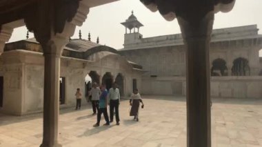 Agra, Hindistan, 10 Kasım 2019, Agra Kalesi, turistler kalenin antik duvarlarını inceliyor.