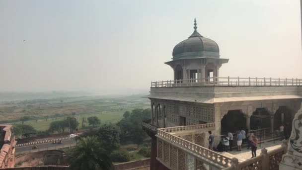 Agra, India, 10 november 2019, Agra Fort, toeristen kijken vanuit een hoge kijkkaap — Stockvideo