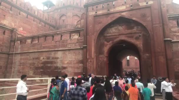 Yeni Delhi, Hindistan, 11 Kasım 2019, büyük bir turist akıntısı kırmızı kalenin girişinden geçiyor. — Stok video