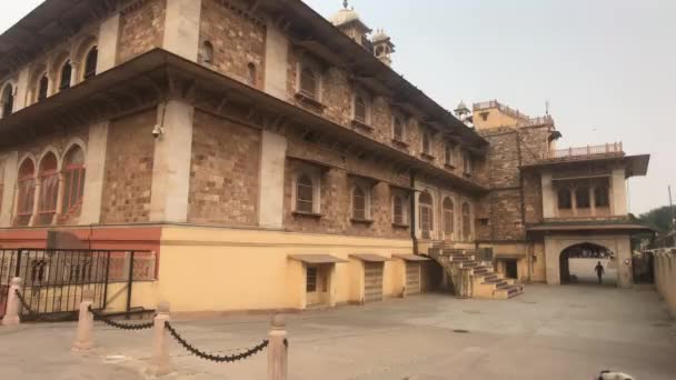 Jaipur, Indien - en historisk byggnad med en hög trappa del 2 — Stockvideo