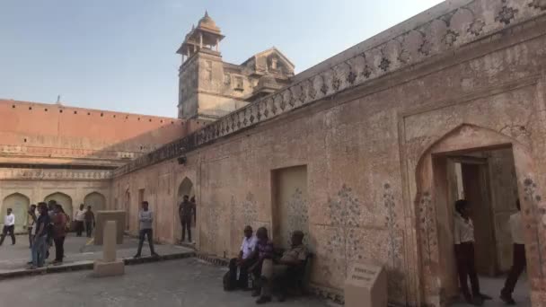 Jaipur, Indien, November 05, 2019, Amer Fort turister gå på olika nivåer av fästningen del 2 — Stockvideo