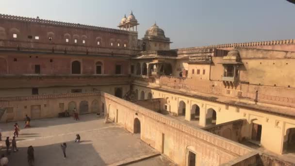 Jaipur, India, 2019. november 05., Amer erőd Az erőd udvarának többszintű falai — Stock videók