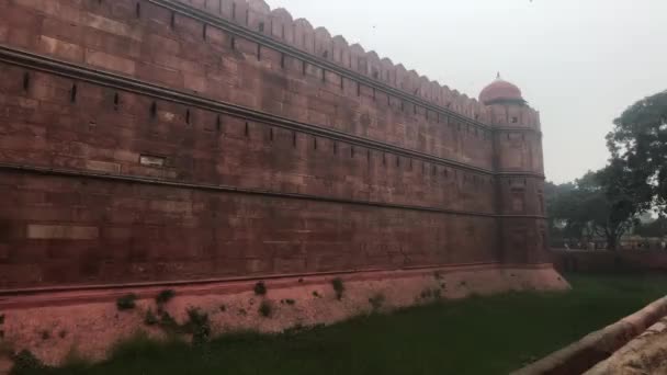 Нью-Дели, Индия, 11 ноября 2019 года, стена старого красного форта — стоковое видео