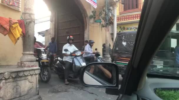 Jaipur, India - 03 de noviembre de 2019: el tráfico de motos a lo largo de la carretera con los turistas parte 8 — Vídeos de Stock