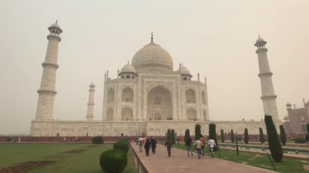 Agra, Indie, 10. listopadu 2019, Taj Mahal, turisté kráčejí po stezce k mešitě — Stock video