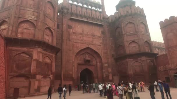Új-Delhi, India, 2019. november 11. Egy turista bukkan fel egy régi erőd épületéből. — Stock videók