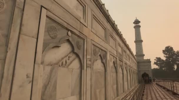 Agra, Indien, 10. November 2019, taj mahal, Touristen klettern auf den Sockel der Moschee — Stockvideo