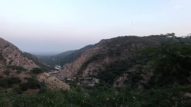 Jaipur, India - Galta Ji, pemandangan pegunungan malam — Stok Video