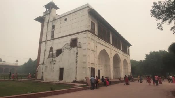 New Delhi, India, November 11, 2019, tourists walk near the walls of a white brick building — 비디오