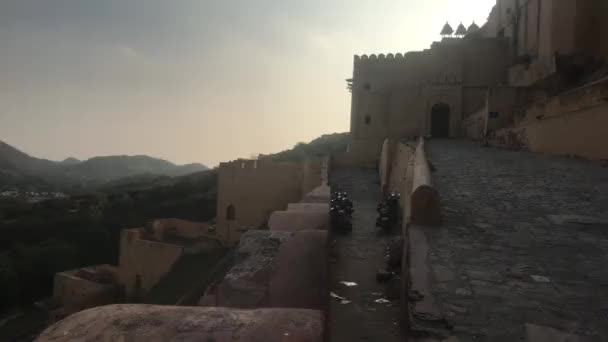 Jaipur, Indie, 05 listopada 2019, Amer Turyści Fort chodzić po ścianach starej twierdzy część 3 — Wideo stockowe
