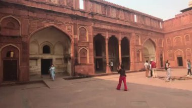 Agra, Hindistan, 10 Kasım 2019, Agra Kalesi, turistler kırmızı tuğla yapı boyunca yürüyorlar.