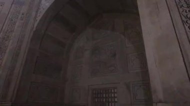 Agra, Hindistan, 10 Kasım 2019, Taj Mahal, caminin karanlık odası.