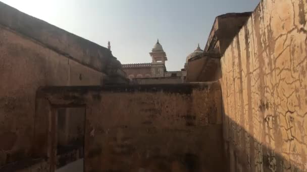 Jaipur, India, 05 de noviembre de 2019, Amer Fort fragmentos de paredes bien conservadas en la parte 2 de la fortaleza — Vídeos de Stock