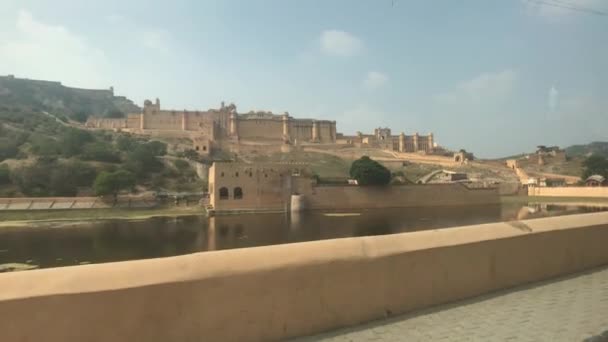 Джайпур, Индия, 5 ноября 2019 года, Форт Амер, историческая крепостная стена с видом на транспорт — стоковое видео