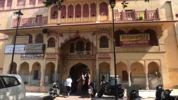 Джайпур, Индия - 03 ноября 2019 года: туристы входят в здание — стоковое видео