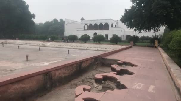 New Delhi, India, November 11, 2019, tourists inspect the ruins of a pool on the grounds of the residence — Stock Video