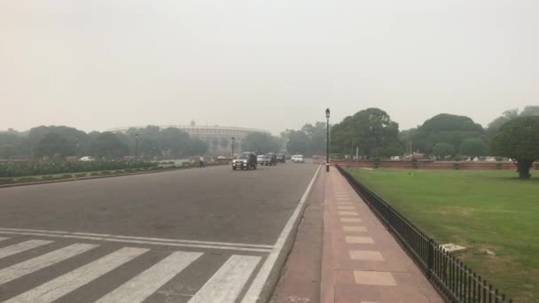 Nova Deli, Índia, 11 de novembro de 2019, tráfego na rua da capital — Vídeo de Stock