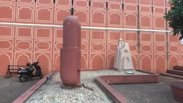 Jaipur, indien - interessante skulpturen vor der roten wand — Stockvideo