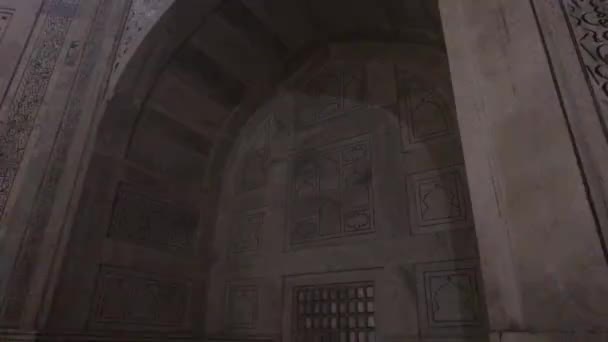 Агра, Индия, 10 ноября 2019 года, Тадж-Махал, темная комната Белого дома — стоковое видео