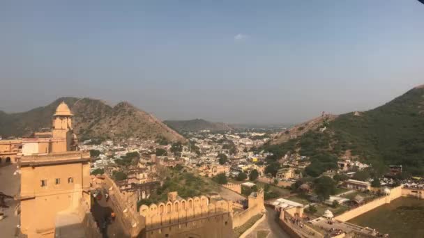 Jaipur, Ινδία, 05 Νοεμβρίου 2019, Amer Fort, Θέα της πόλης από το ύψος του τείχους με καλό καιρό — Αρχείο Βίντεο