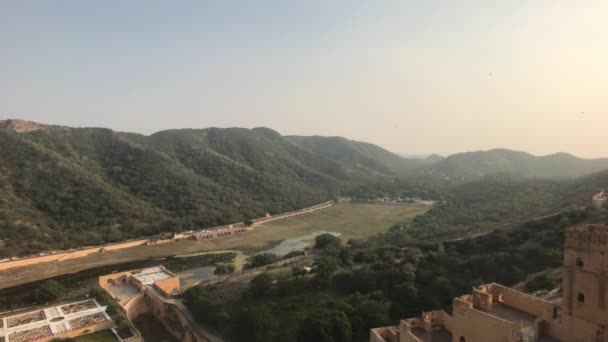 Jaipur, India, November 05, 2019, Amer Fort kilátás nyílik a hegyekre a vár alatt a nap része 2 — Stock videók