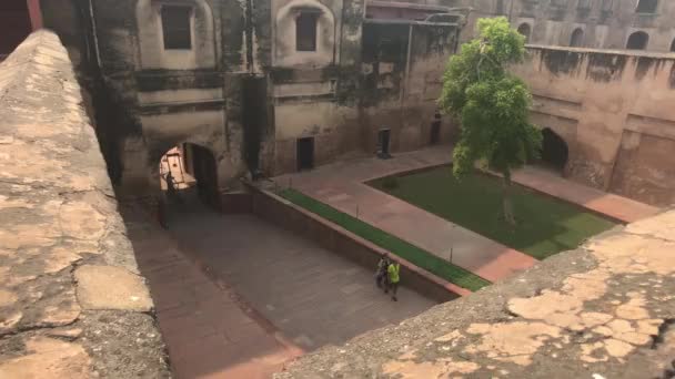 Agra, India, 10 november 2019, Agra Fort, bovenaanzicht van toeristen die door de gang lopen — Stockvideo