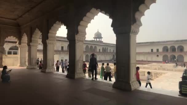 Agra, Indien, 10. November 2019, agra fort, Hof mit Touristen in der alten Festung — Stockvideo