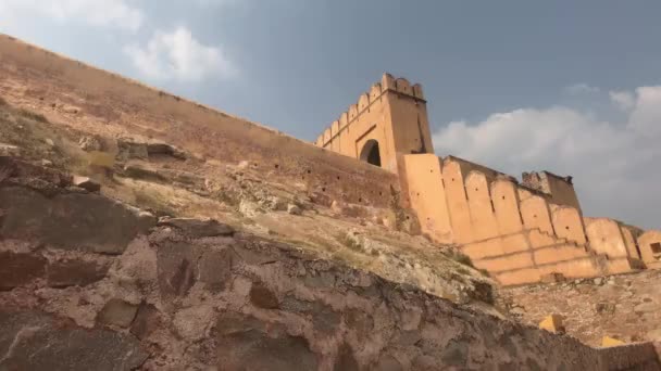 Jaipur, Indien, 05 november 2019, Amer Fort, vy från under bergen till strukturen på toppen — Stockvideo