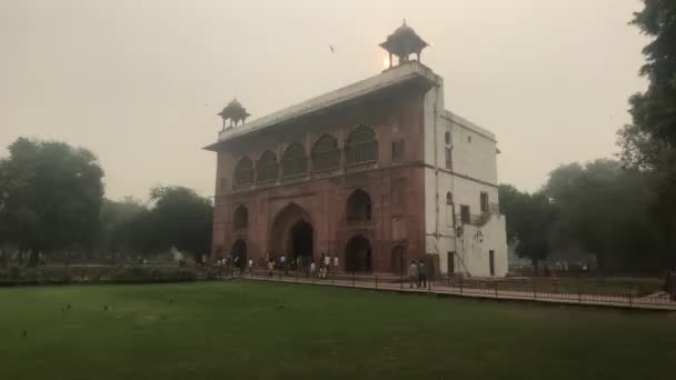 Нью-Дели, Индия, 11 ноября 2019 года, административное здание старой красной крепости — стоковое видео